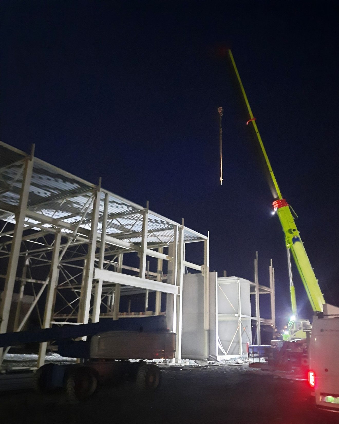 Įvairios paskirties pastatų plieno karkaso, izoliuotų ir neizoliuotų sienų plokščių ir laikančiojo stogo pakloto įrengimo darbai